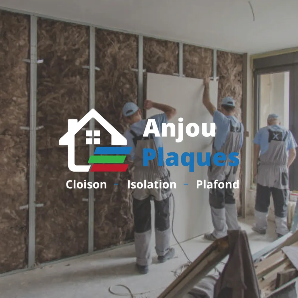 L'équipe Anjou Plaques au travail sur un chantier d'isolation et de placo