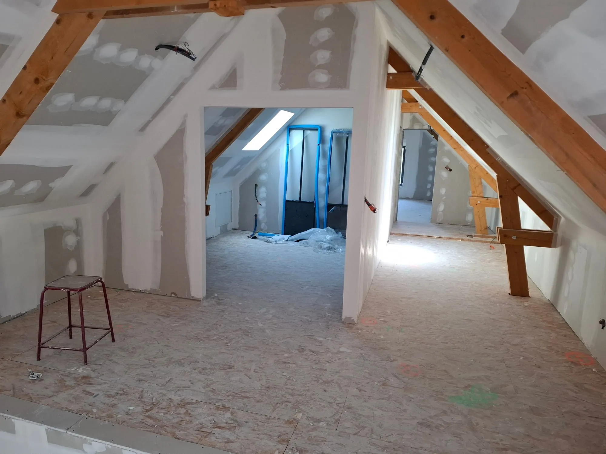 Combles distribués en plusieurs pièces avec cloisons en plaques de plâtre