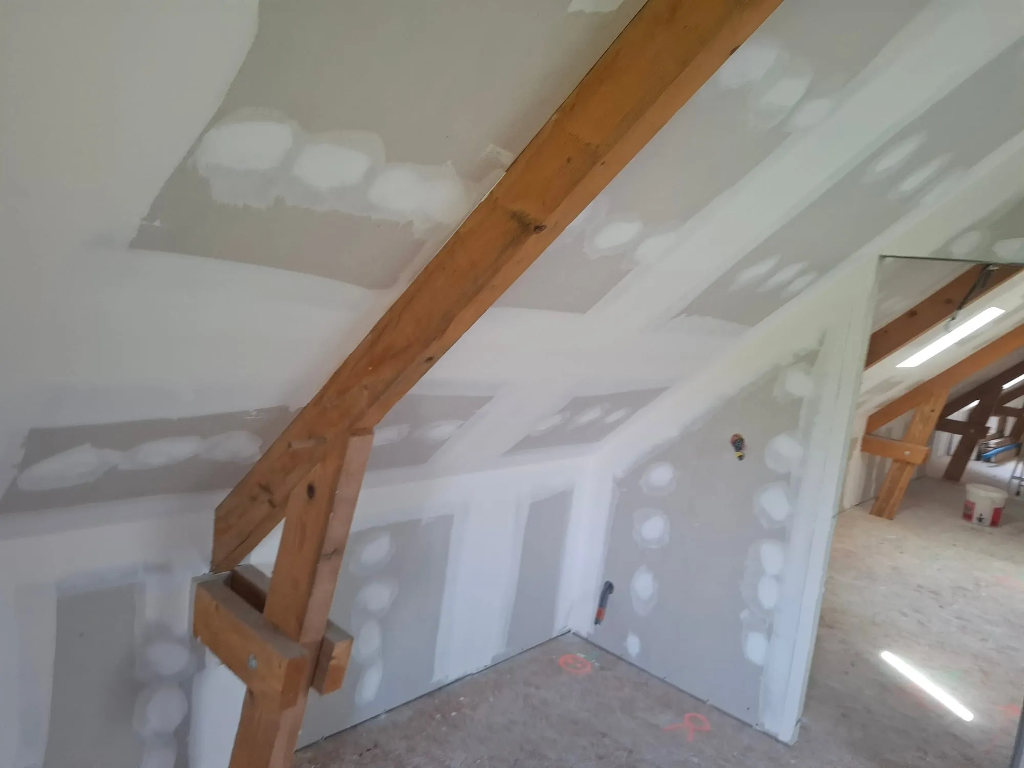 Combles entièrement plaqués avec poutre conservée et mezzanine