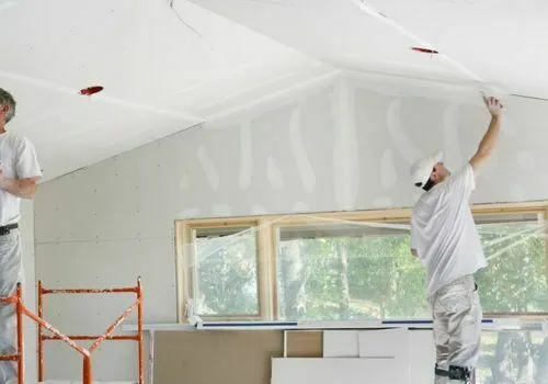 Intérieur rénové avec cloisons et finitions plâtrerie